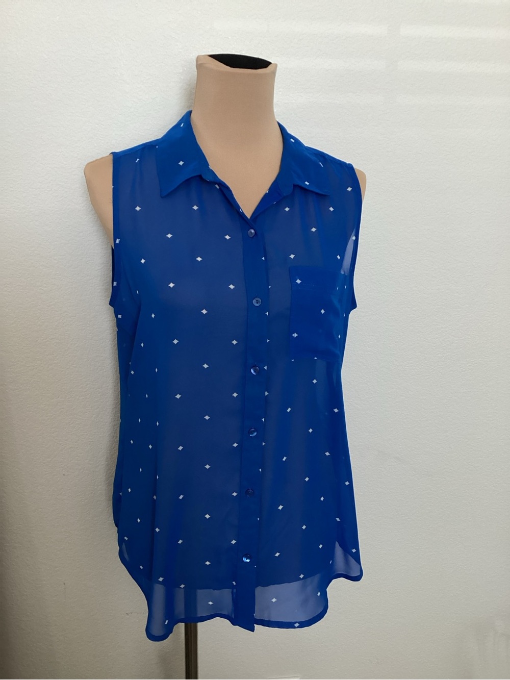 Liz Claiborne Royal Blue Sleeveless Button-Front Blouse with White Dot Print